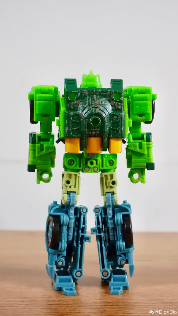 Transformers Siege Springer Wave 3 Voyager In Hand Pictures  (2 of 9)